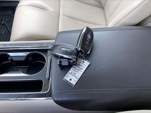 Used 2017 Lincoln Continental Premiere image 15