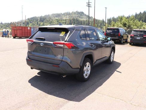 Used 2021 Toyota RAV4 LE AWD/4WD image 5