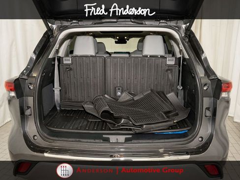 Used 2024 Toyota Highlander Platinum FWD image 5