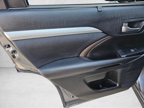 Used 2018 Toyota Highlander XLE image 12