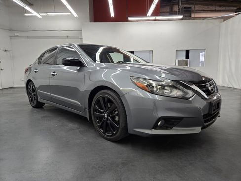 Used 2017 Nissan Altima 2.5 SR w/ Midnight Edition Package image 4