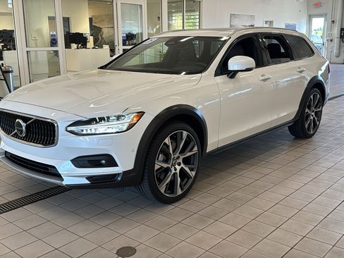 Certified 2025 Volvo V90 B6 Cross Country Ultra w/ Protection Package Premier AWD/4WD image 9