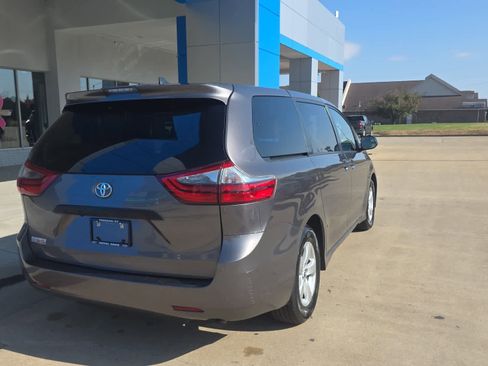 Used 2020 Toyota Sienna L image 9