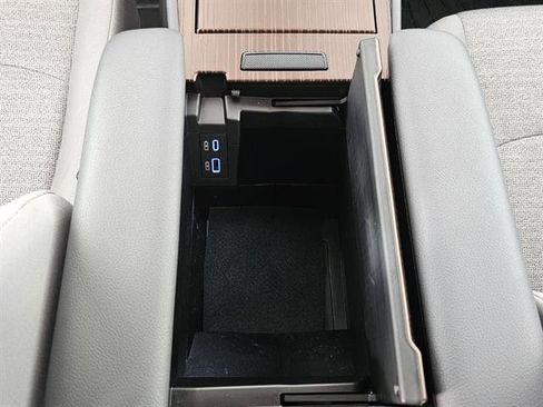Used 2023 Toyota Sienna LE image 46