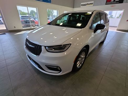 Used 2024 Chrysler Pacifica Touring-L FWD image 1