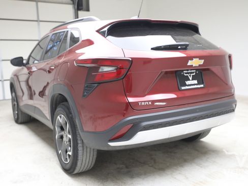 Used 2025 Chevrolet Trax LT w/ Driver Confidence Package FWD image 4
