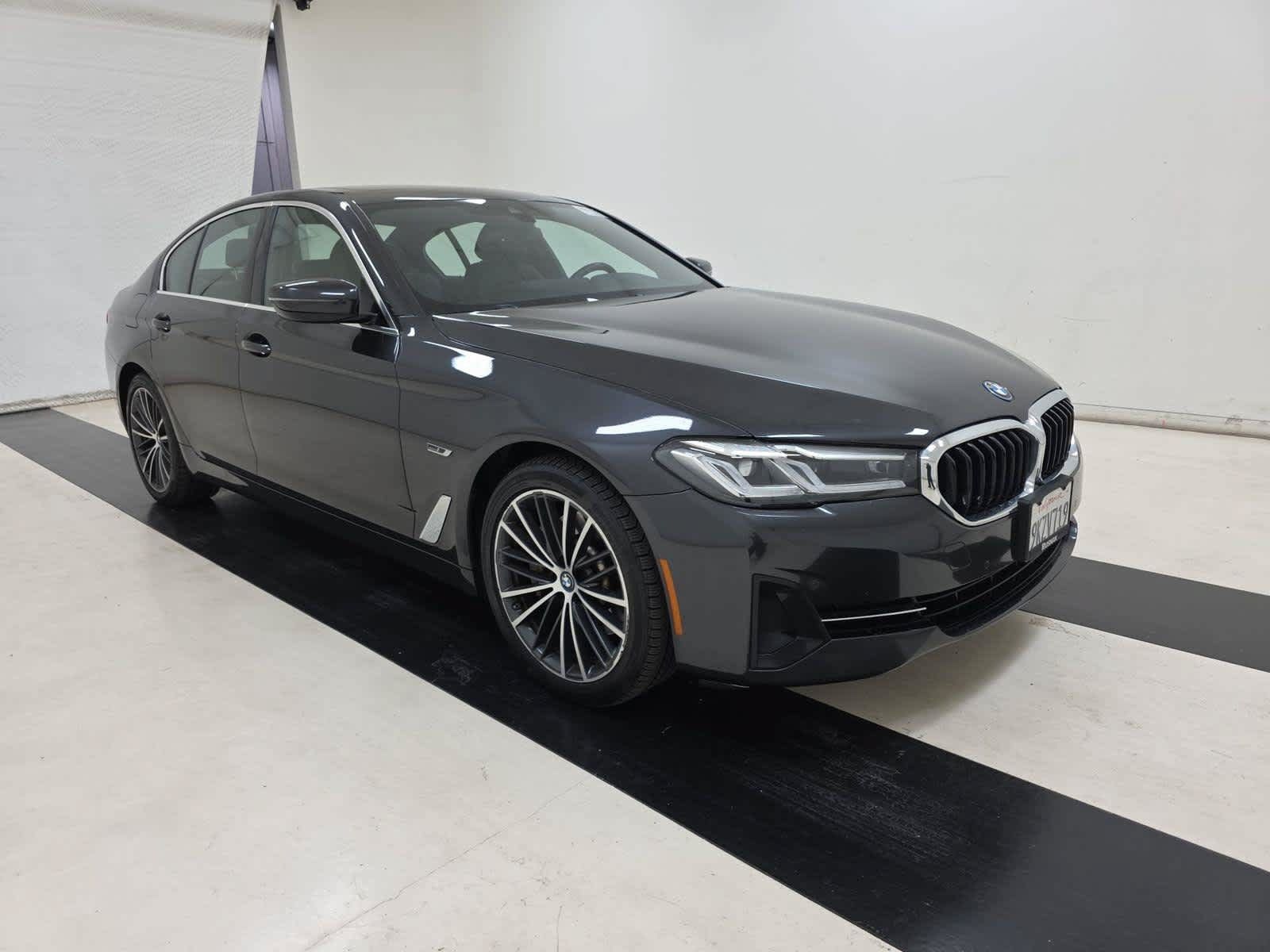 Used 2023 BMW 530e w/ Premium Package RWD image 3