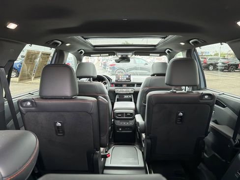 Used 2025 Honda Pilot TrailSport image 13