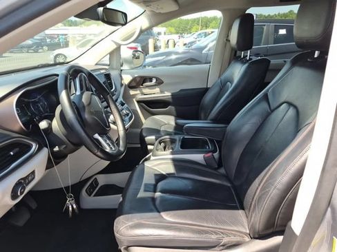 Used 2018 Chrysler Pacifica Touring-L Plus w/ Advanced Safetytec Group FWD image 10