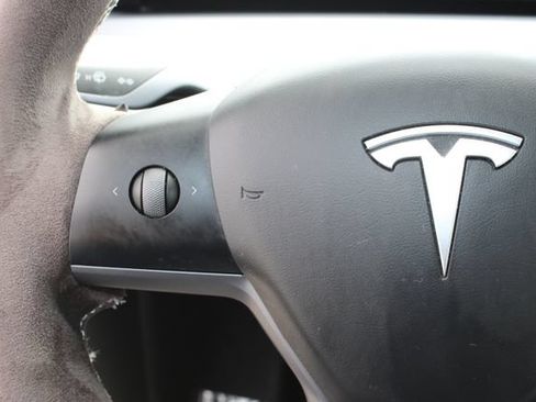 Used 2022 Tesla Model Y Long Range AWD/4WD image 18