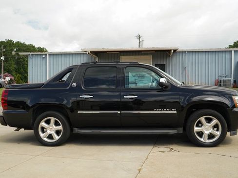 Used 2013 Chevrolet Avalanche LTZ RWD image 3