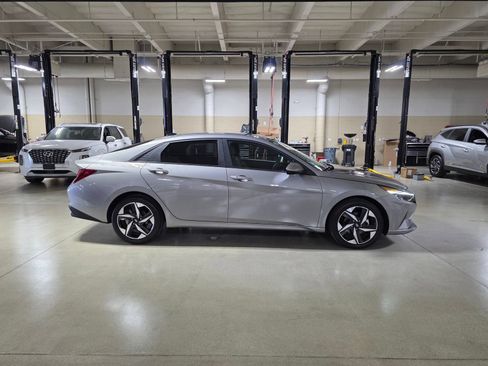 Used 2023 Hyundai Elantra SEL w/ Convenience Package FWD image 8