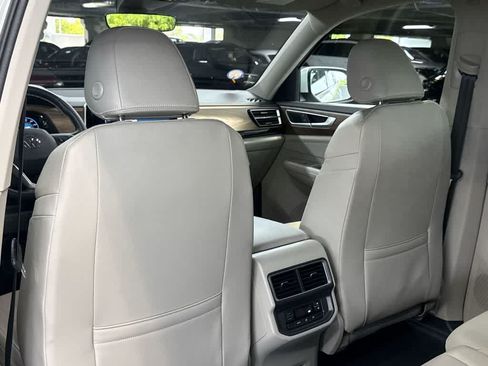 Certified 2024 Volkswagen Atlas SE w/ Black Wheel Package FWD image 23