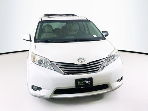 Used 2017 Toyota Sienna XLE image 2