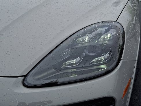Used 2022 Porsche Cayenne AWD/4WD image 9