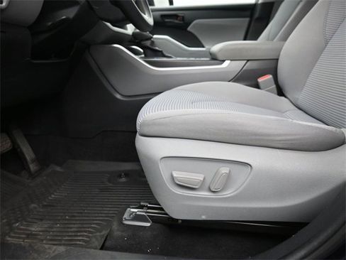 Used 2020 Toyota Highlander L image 21
