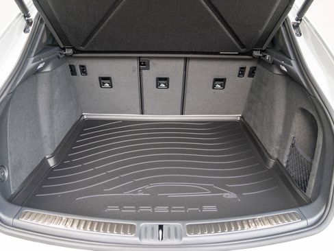 Certified 2025 Porsche Macan image 24