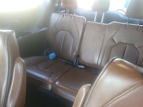 Used 2017 Chrysler Pacifica Limited w/ UConnect Theater Package FWD image 7