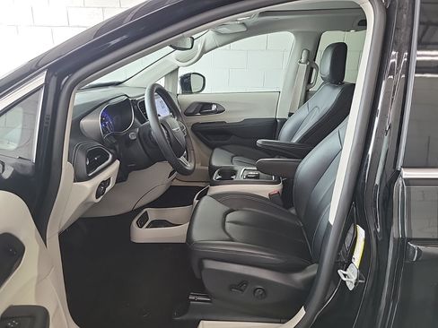 Used 2024 Chrysler Pacifica Touring-L FWD image 9