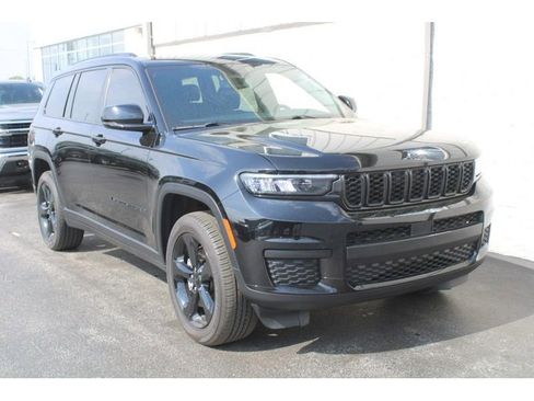 Used 2024 Jeep Grand Cherokee L Altitude AWD/4WD image 2