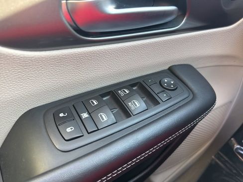 Certified 2024 Chrysler Pacifica Touring-L image 9