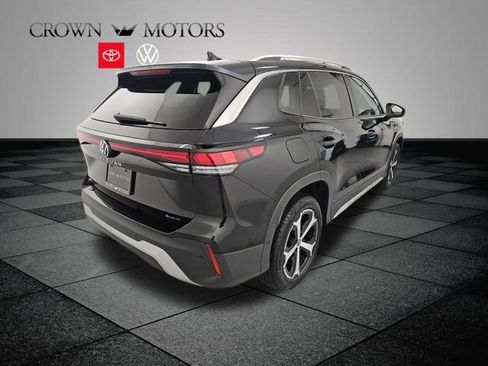 Used 2025 Volkswagen Tiguan SE w/ Panoramic Sunroof Package AWD/4WD image 6