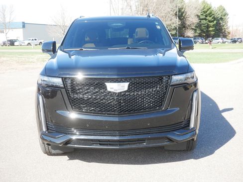 Used 2024 Cadillac Escalade ESV Sport w/ LPO, ONYX Package image 2