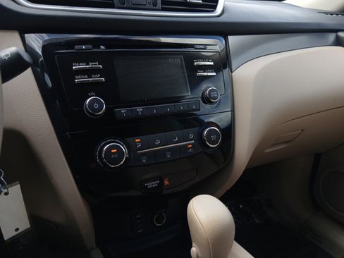 Used 2015 Nissan Rogue S image 22