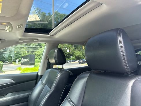 Used 2018 Nissan Pathfinder SL w/ SL Premium Package AWD/4WD image 12