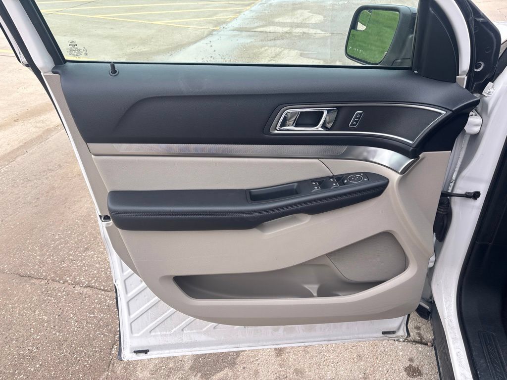 Used 2018 Ford Explorer XLT w/ Equipment Group 202A FWD image 11