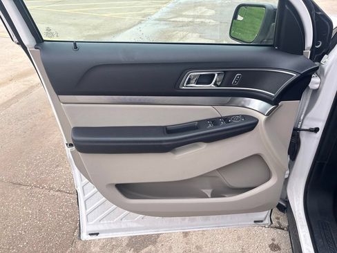 Used 2018 Ford Explorer XLT w/ Equipment Group 202A FWD image 11