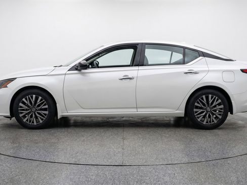 Used 2025 Nissan Altima 2.5 SV FWD image 5