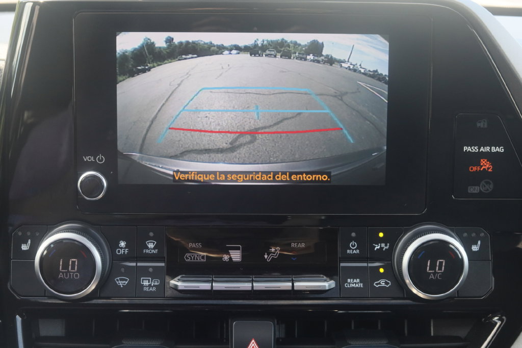 Used 2023 Toyota Highlander XLE AWD/4WD image 11