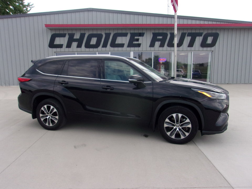 Used 2021 Toyota Highlander XLE AWD/4WD image 2
