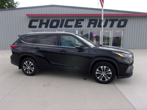 Used 2021 Toyota Highlander XLE AWD/4WD image 2