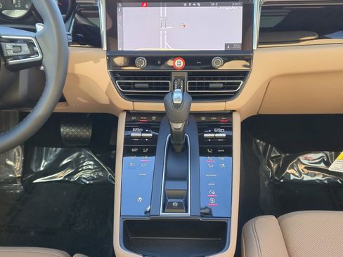 Certified 2025 Porsche Macan image 17