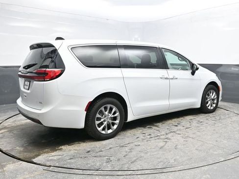 Used 2023 Chrysler Pacifica Touring-L image 7