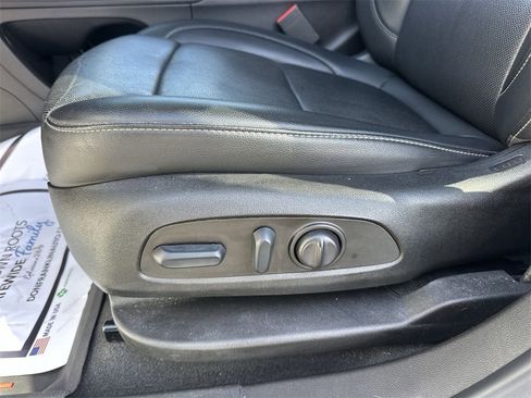 Used 2022 GMC Acadia SLT w/ Technology Package image 12