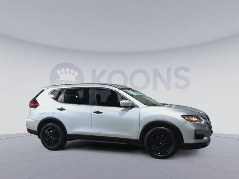 Used 2018 Nissan Rogue S image 2