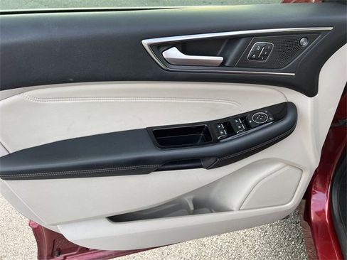 Used 2019 Ford Edge Titanium image 11