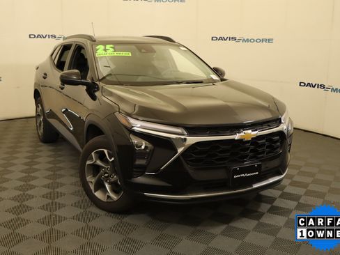Used 2025 Chevrolet Trax LT FWD image 2