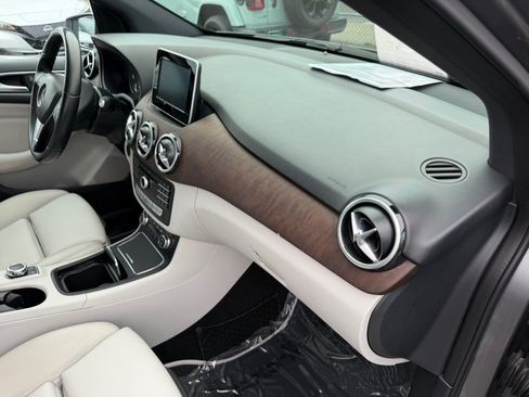 Used 2017 Mercedes-Benz B 250e image 28