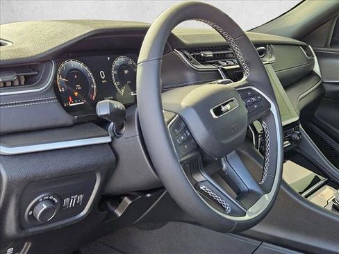 New 2025 Jeep Grand Cherokee Laredo image 3