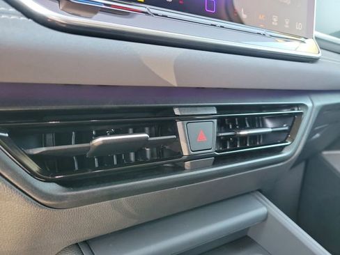 Used 2025 Volkswagen Tiguan SE FWD image 28