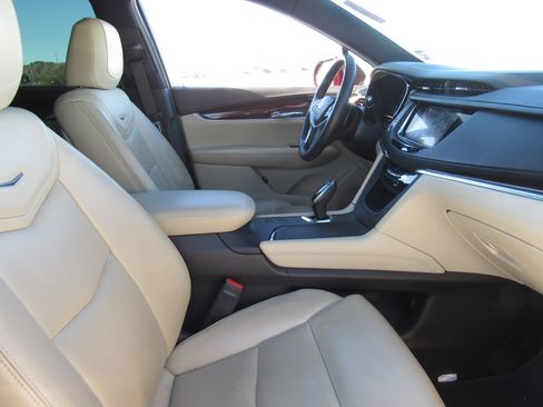 Used 2017 Cadillac XT5 Luxury w/ Driver Awareness Package image 9