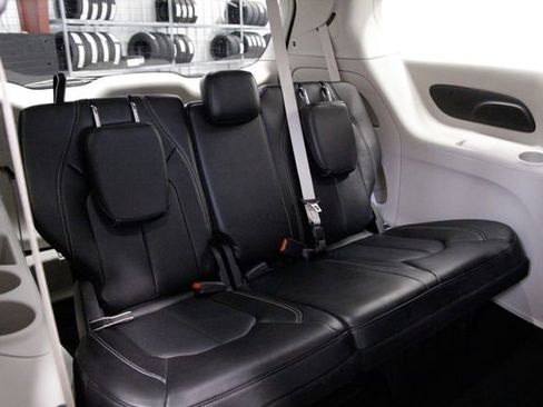 Used 2024 Chrysler Pacifica Touring-L image 21