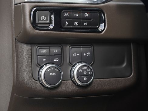 Used 2025 GMC Yukon XL Elevation w/ Technology Package AWD/4WD image 25
