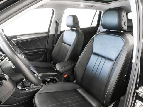 Used 2023 Volkswagen Tiguan SE w/ Panoramic Sunroof Package FWD image 7