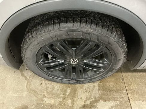 Used 2022 Volkswagen Tiguan SE R-Line AWD/4WD image 11