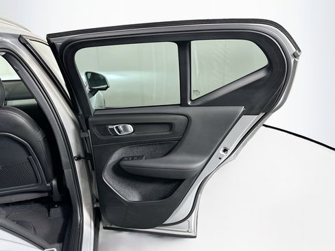 Used 2025 Volvo XC40 B5 Plus image 31